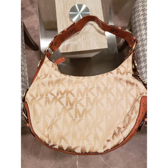 Michael Kors Classic Signature Small Hobo - Picture 4 of 11